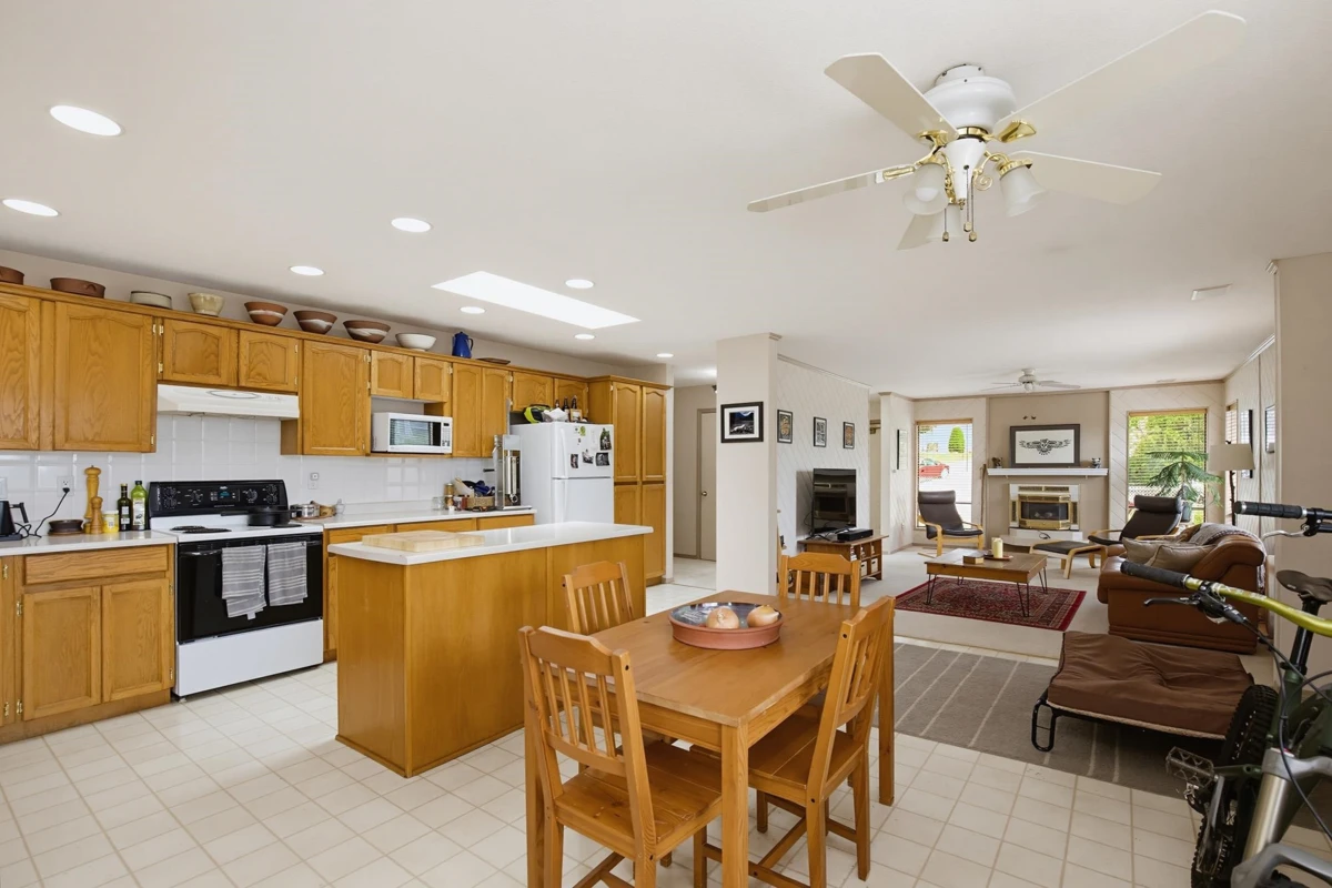 Dining Area Photo of 32868 Orchid Crescent, Mission, BC