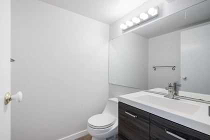 Primary Bathroom Photo of 404 2020 Bellwood Avenue, Burnaby, BC