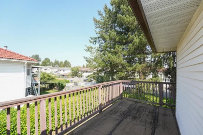 Laundry Room Photo of 15309 95a Avenue, Surrey, BC