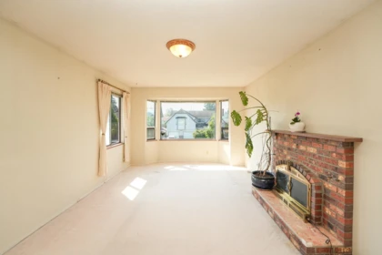 Living Room Photo of 15309 95a Avenue, Surrey, BC