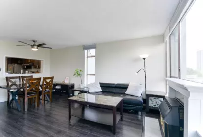 Kitchen Photo of 702 14881 103a Avenue, Surrey, BC