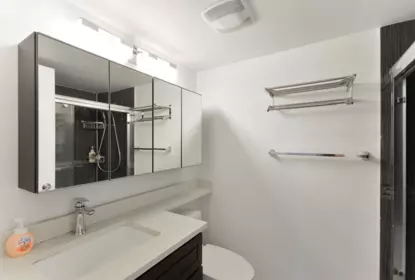 Primary Bathroom Photo of 702 14881 103a Avenue, Surrey, BC