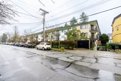 Front Yard Photo of 213 36 E 14th Avenue, Vancouver, BC