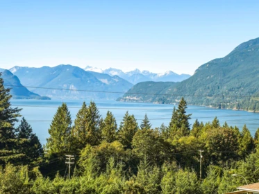 Garden / Landscaping Photo of 8547 Seascape Court, West Vancouver, BC