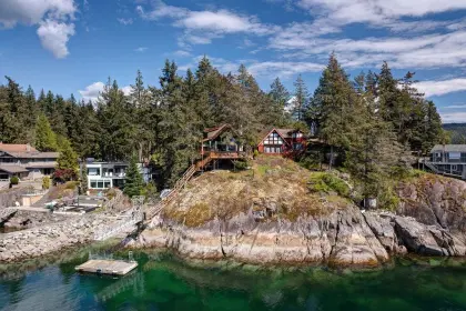 5301 Taylor Crescent, Halfmoon Bay, BC, Halfmoon bay — Single Family Residence for sale