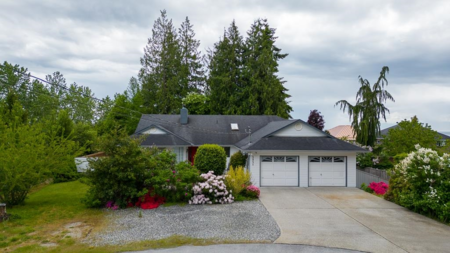 5051 Chapman Road, Sechelt, BC, Sechelt — Single Family Residence for sale