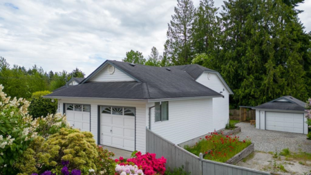 5051 Chapman Road, Sechelt, BC, Sechelt — Single Family Residence for sale