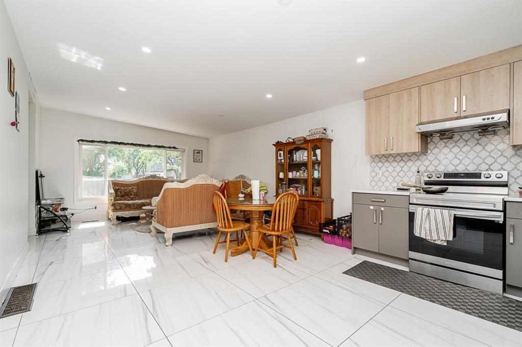 Dining Area Photo of 14125 75 Avenue, Surrey, BC