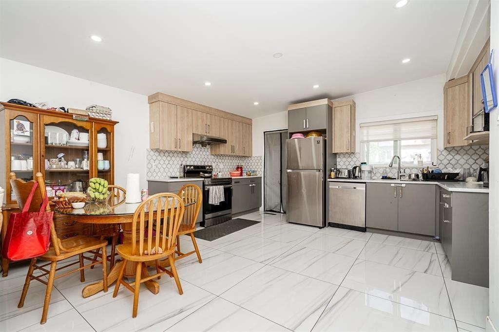 Family Room Photo of 14125 75 Avenue, Surrey, BC