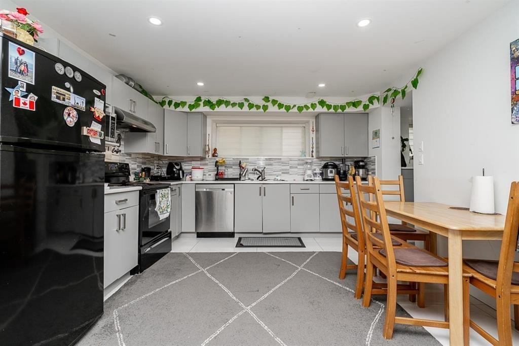 Guest Bathroom Photo of 14125 75 Avenue, Surrey, BC