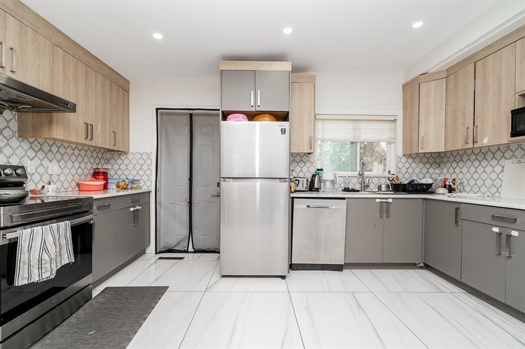 Kitchen Photo of 14125 75 Avenue, Surrey, BC