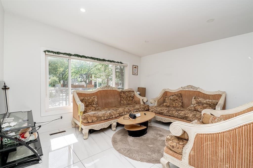 Living Room Photo of 14125 75 Avenue, Surrey, BC