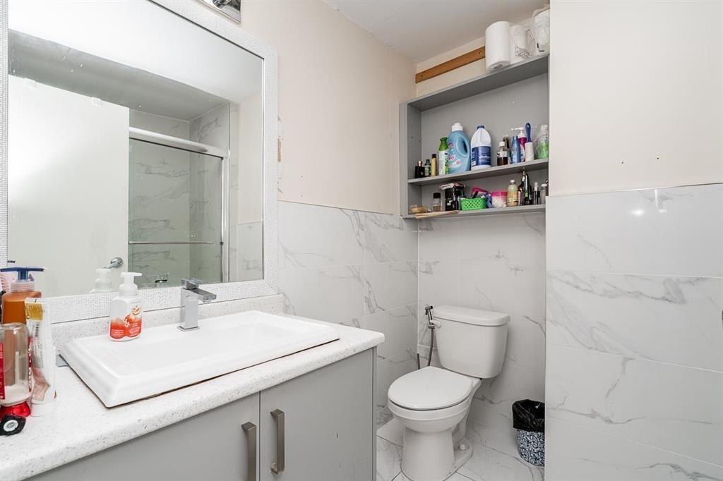 Primary Bathroom Photo of 14125 75 Avenue, Surrey, BC