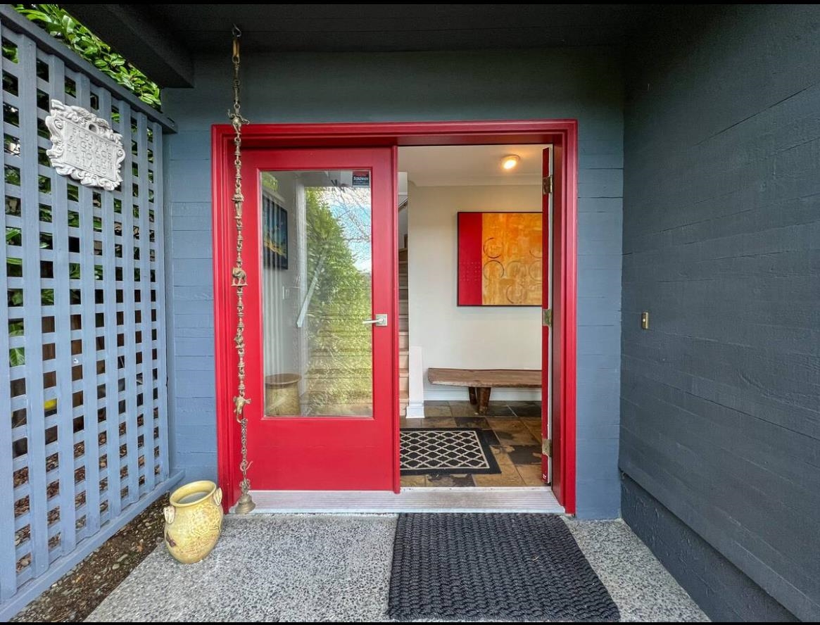 Living Room Photo of 6236 Wellington Avenue, West Vancouver, BC