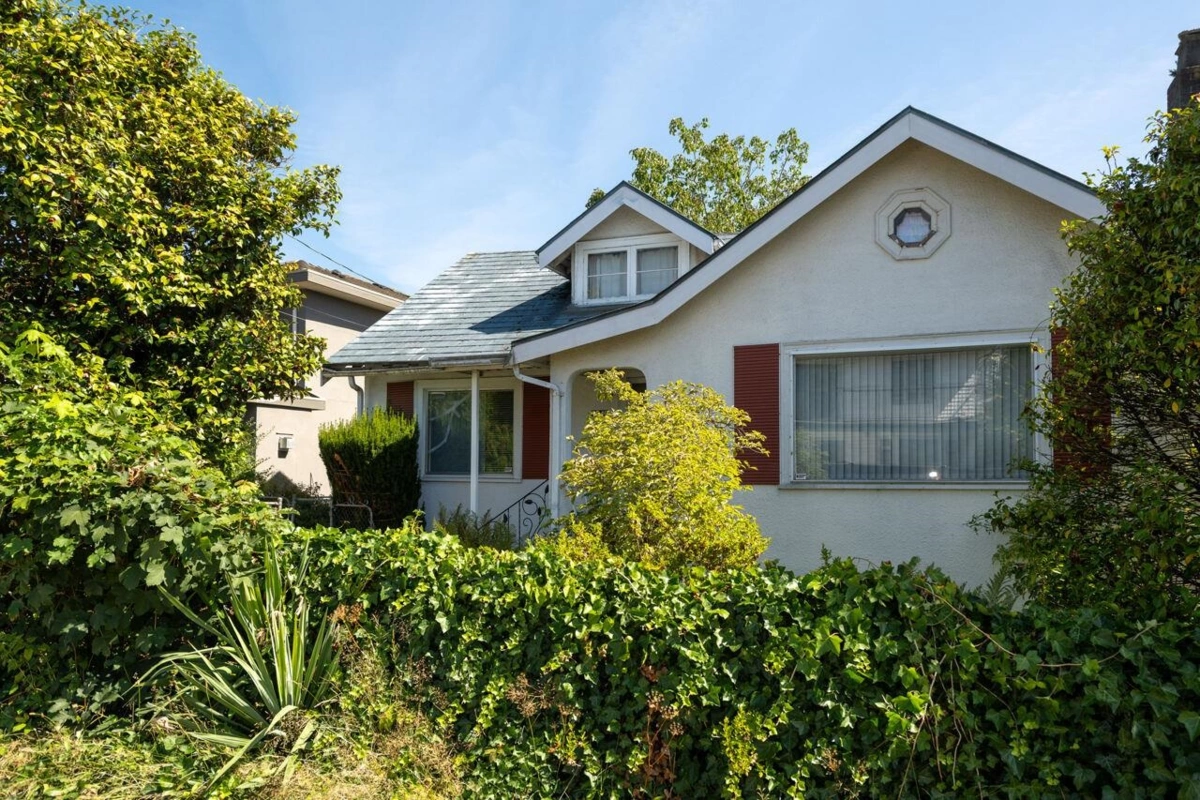 Entry Foyer Photo of 7240 16th Avenue, Burnaby, BC