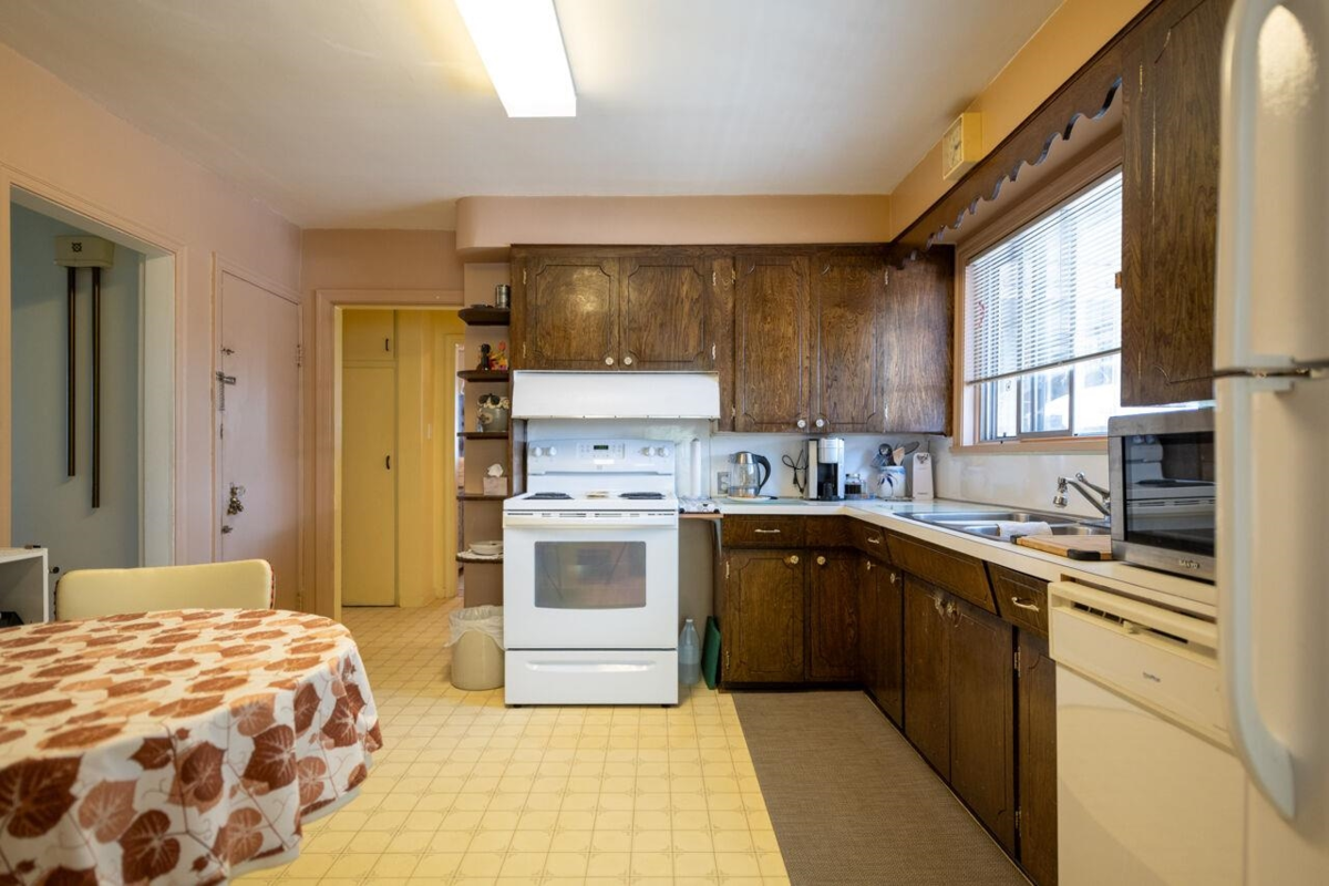 Walk-In Closet Photo of 7240 16th Avenue, Burnaby, BC