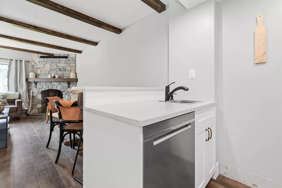 Kitchen Island Photo of 309B 21000 Enzian Way, Agassiz, BC