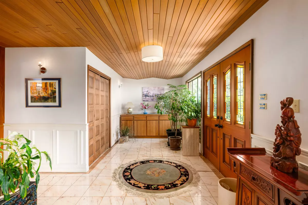 Dining Area Photo of 1343 Tyrol Road, West Vancouver, BC
