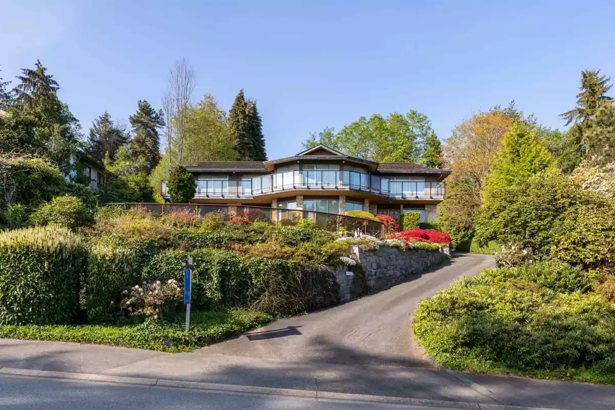 Living Room Photo of 1343 Tyrol Road, West Vancouver, BC