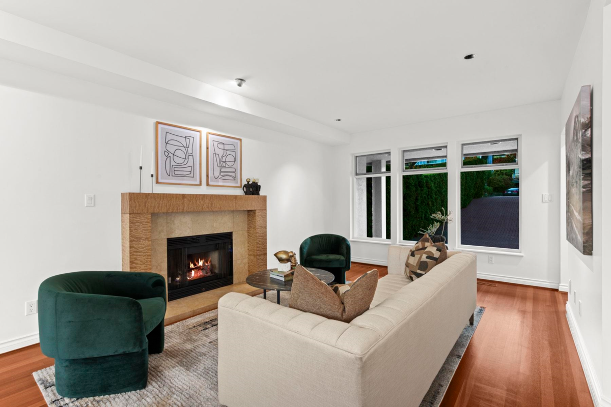 Dining Area Photo of 2240 Kings Avenue, West Vancouver, BC