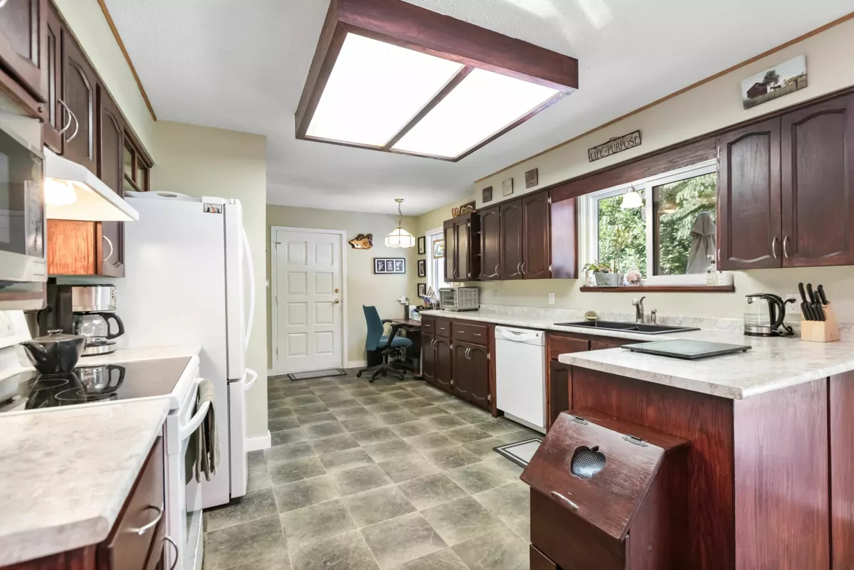 Guest Bathroom Photo of 22991 126 Avenue, Maple Ridge, BC