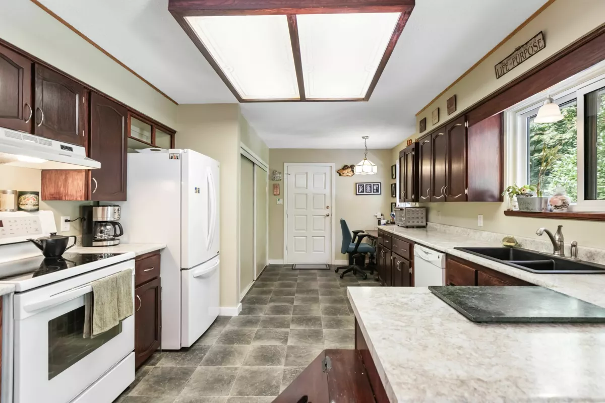 Powder Room Photo of 22991 126 Avenue, Maple Ridge, BC