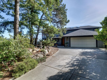 264 Arbutus Reach, Gibsons, BC, Gibsons — Single Family Residence for sale
