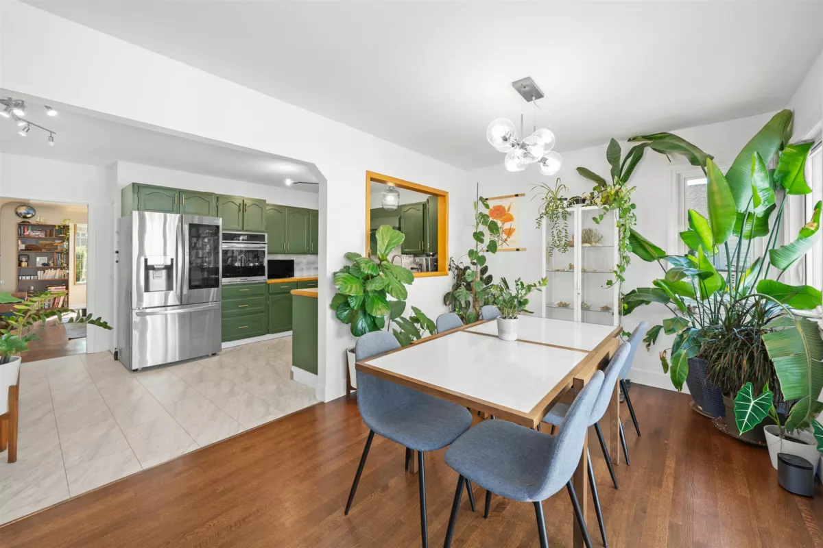 Kitchen Island Photo of 231 Princess Street, New Westminster, BC