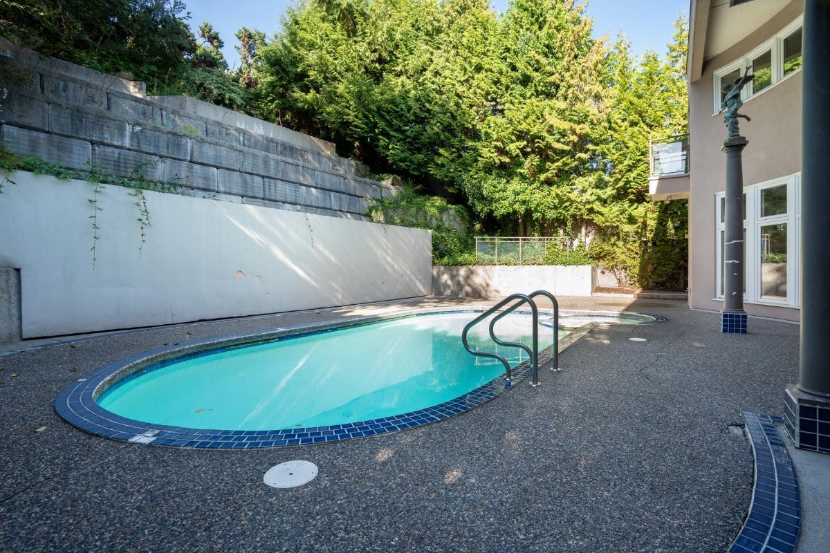 Backyard Photo of 1437 Bramwell Road, West Vancouver, BC