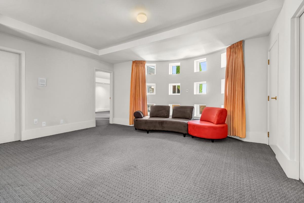 Entry Foyer Photo of 1437 Bramwell Road, West Vancouver, BC