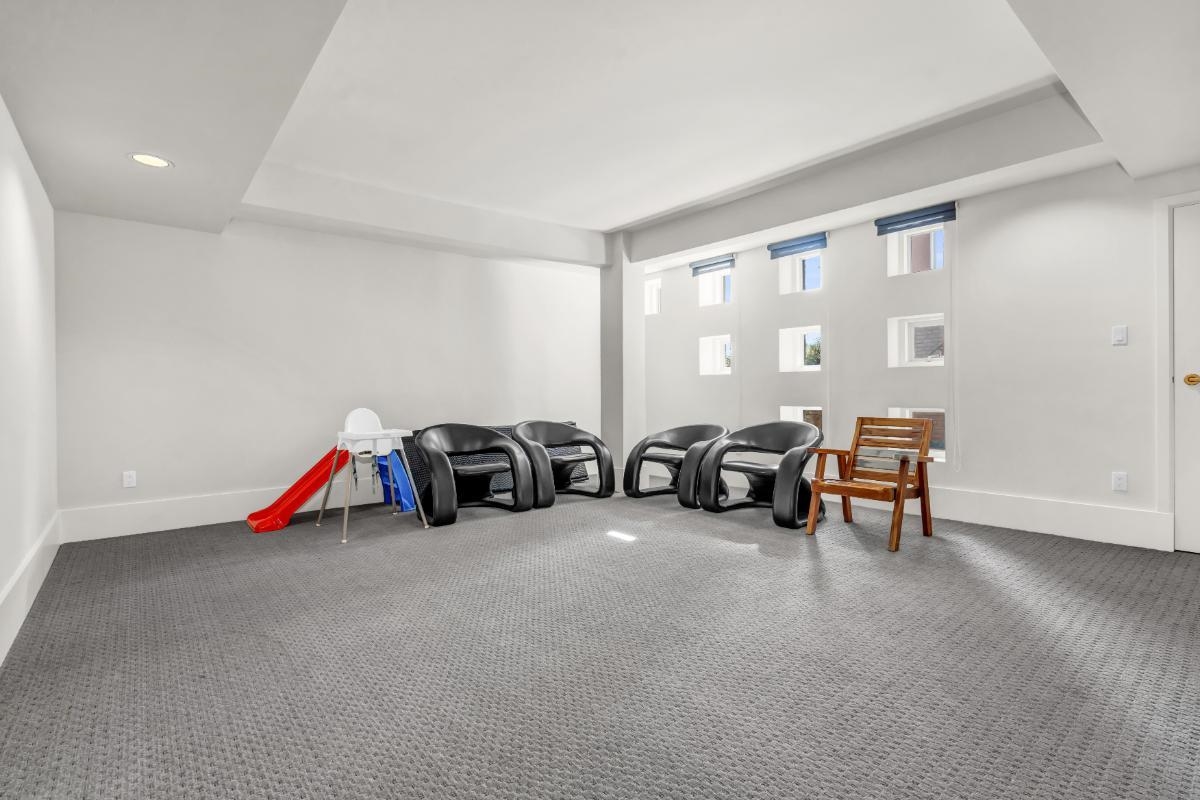 Hallway Photo of 1437 Bramwell Road, West Vancouver, BC