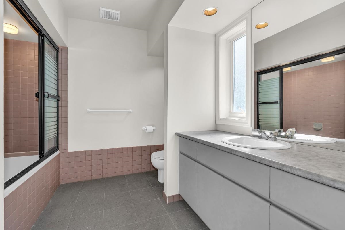 Powder Room Photo of 1437 Bramwell Road, West Vancouver, BC