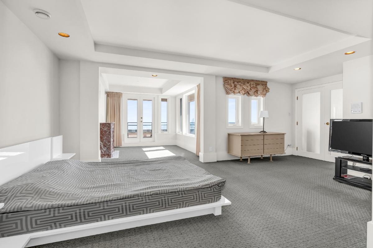 Walk-In Closet Photo of 1437 Bramwell Road, West Vancouver, BC