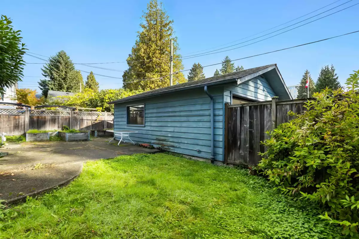 Entry Foyer Photo of 260 W 21st Street, North Vancouver, BC
