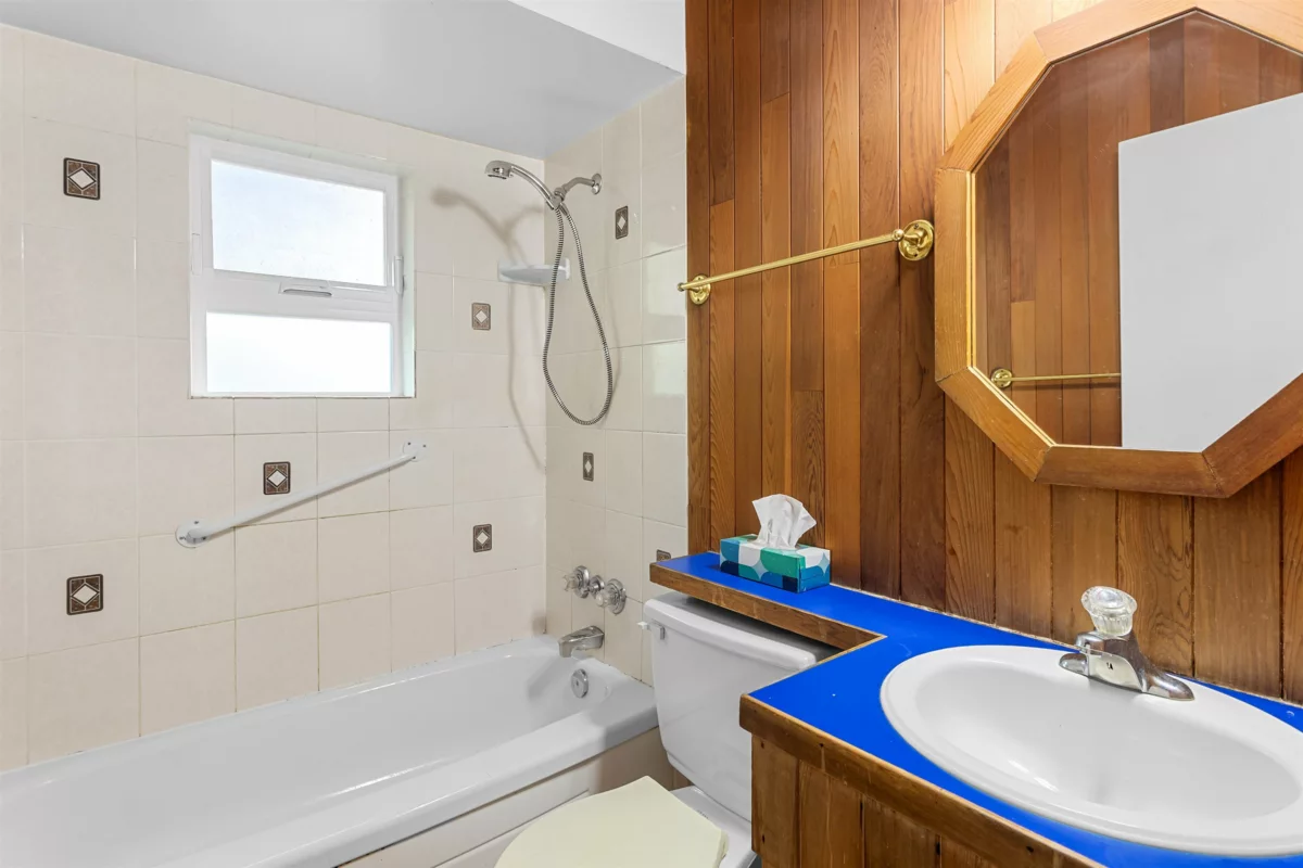 Laundry Room Photo of 260 W 21st Street, North Vancouver, BC