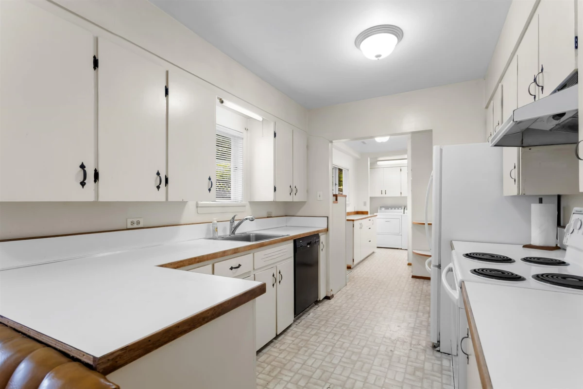 Primary Bathroom Photo of 260 W 21st Street, North Vancouver, BC