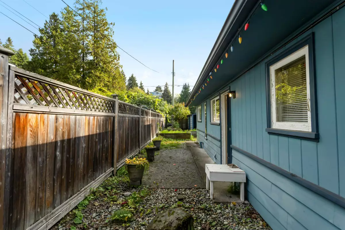 Staircase Photo of 260 W 21st Street, North Vancouver, BC