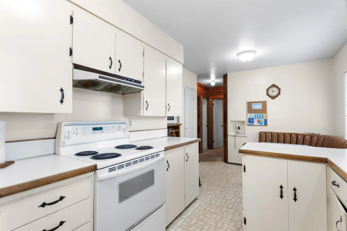 Walk-In Closet Photo of 260 W 21st Street, North Vancouver, BC