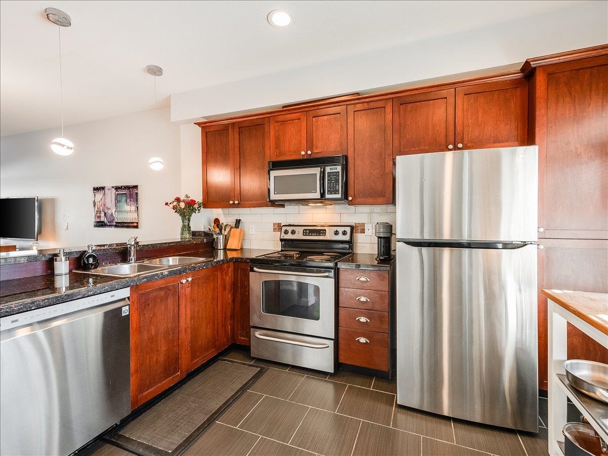 Kitchen Island Photo of 18 6852 193 Street, Surrey, BC
