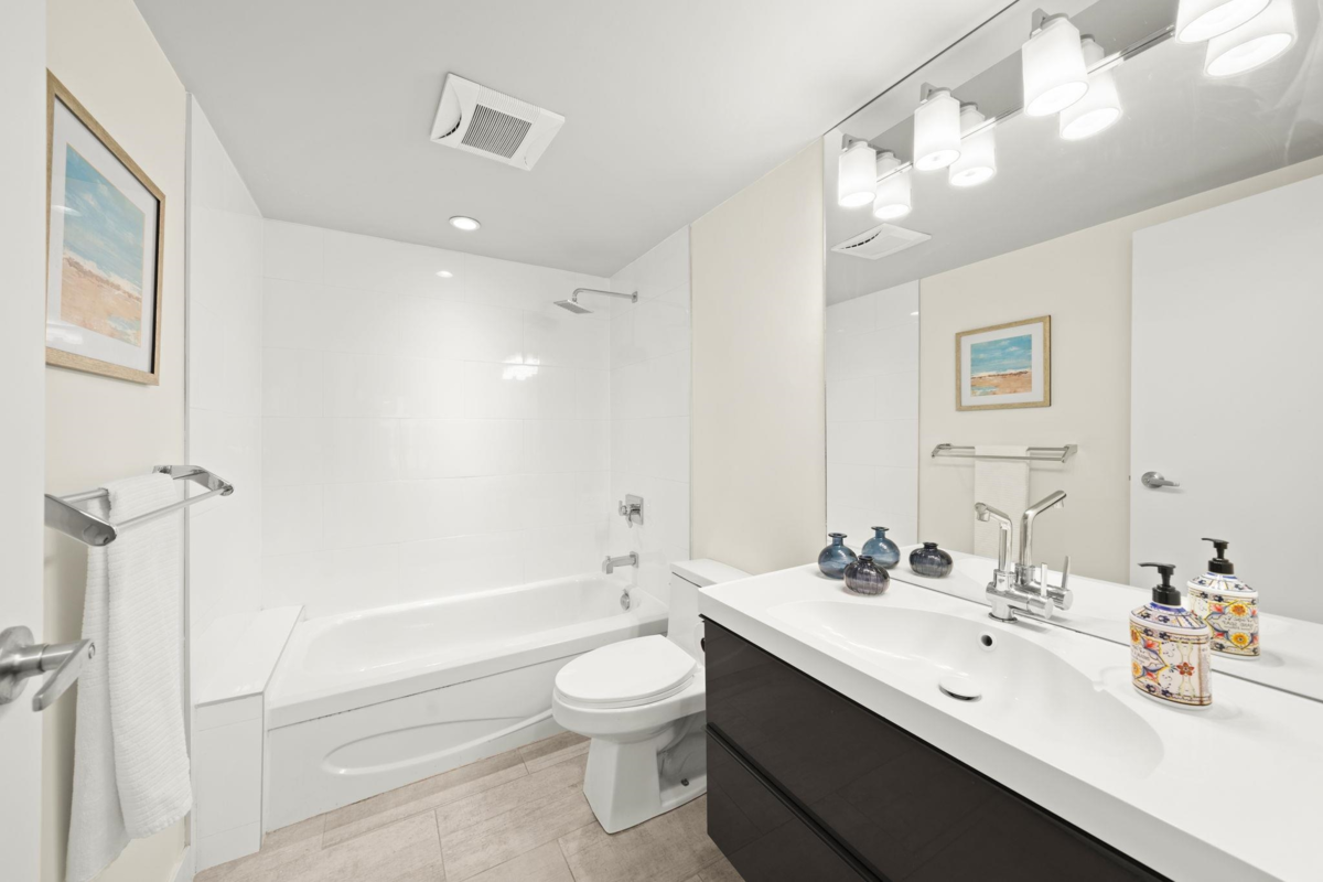 Backyard Photo of 603 1625 Hornby Street, Vancouver, BC