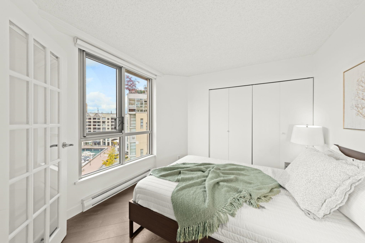 Walk-In Closet Photo of 603 1625 Hornby Street, Vancouver, BC