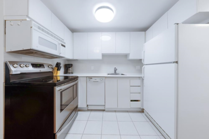 Kitchen Island Photo of 507 555 Jervis Street, Vancouver, BC