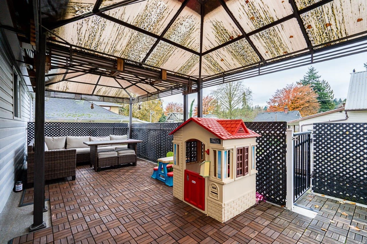 Hallway Photo of 467 Fader Street, New Westminster, BC