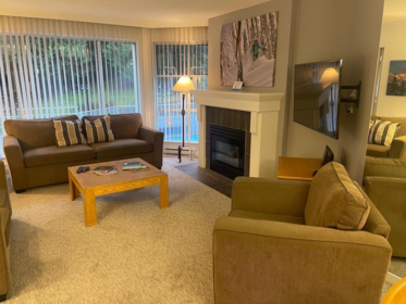 304 4910 Spearhead Place, Whistler, BC, Whistler — Apartment/Condo for sale