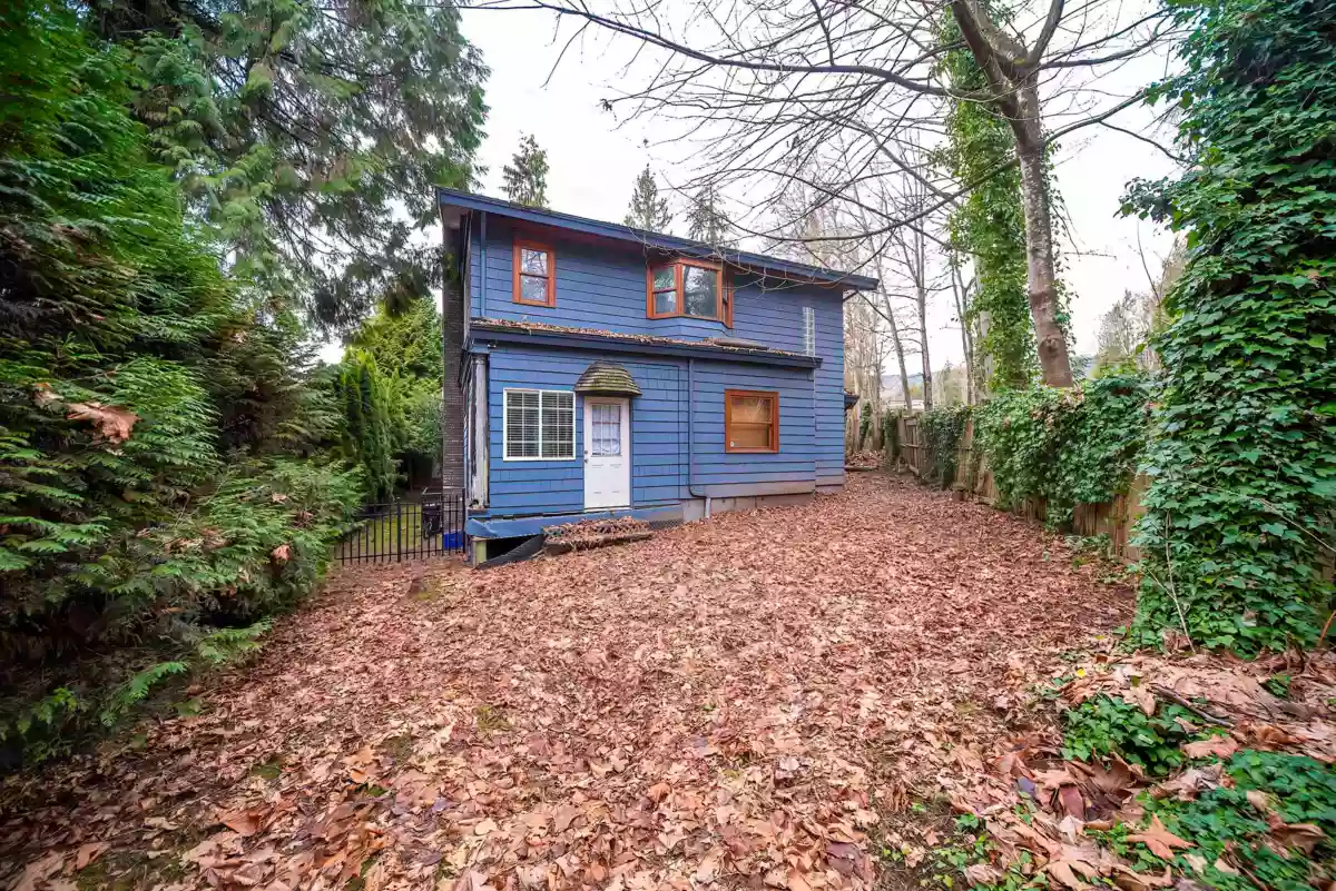Backyard Photo of 992 3rd Street, West Vancouver, BC