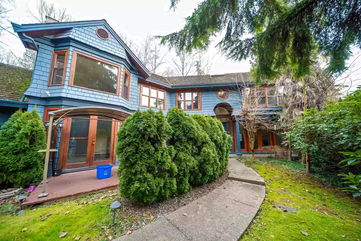 Front Yard Photo of 992 3rd Street, West Vancouver, BC