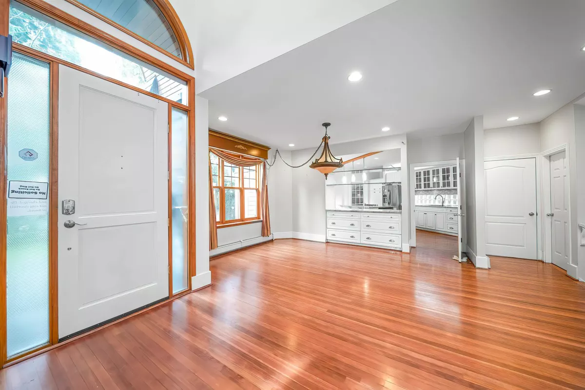 Pantry Photo of 992 3rd Street, West Vancouver, BC