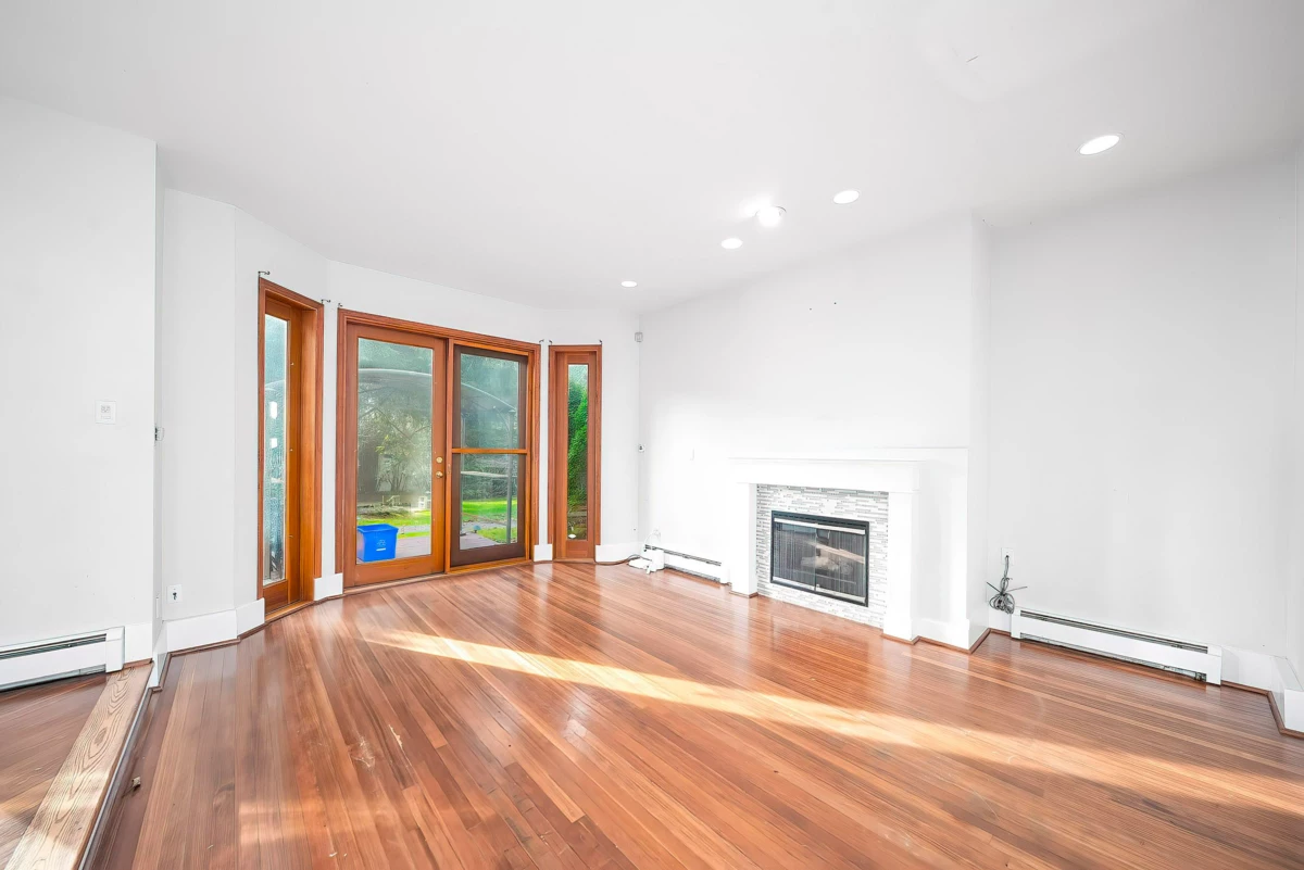 Powder Room Photo of 992 3rd Street, West Vancouver, BC