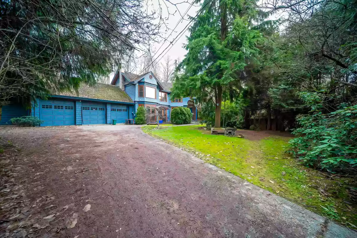 Swimming Pool Photo of 992 3rd Street, West Vancouver, BC