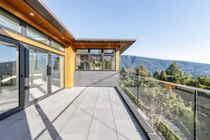 Hallway Photo of 515 Ballantree Road, West Vancouver, BC